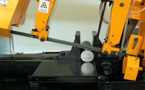 东湖数控带锯床自动送料精度会出现偏差吗？