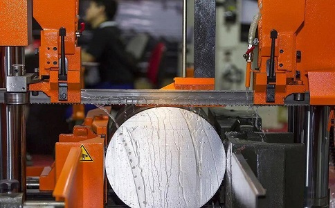 东湖立式金属带锯床切削出现跑带故障解决方法！